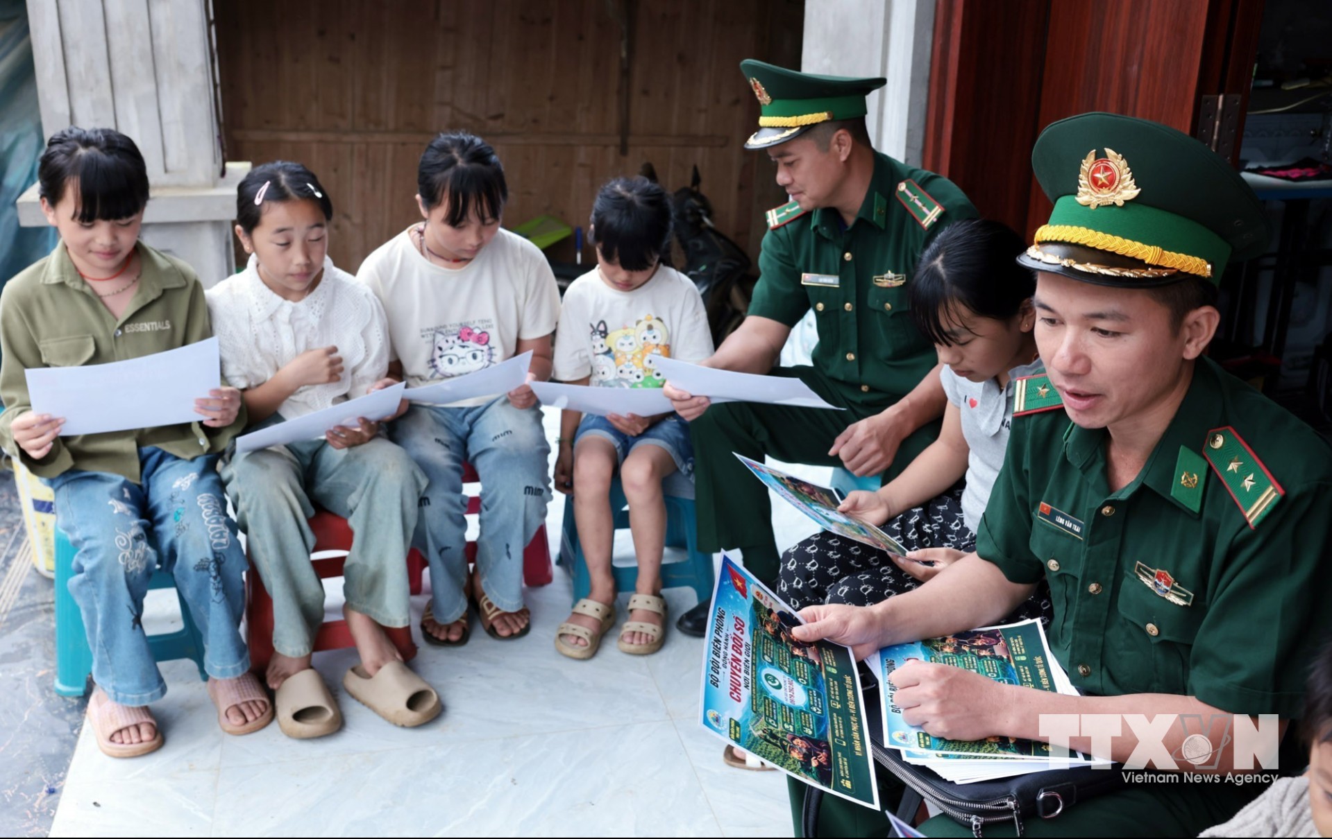 Cán bộ Biên phòng Pha Long đồng hành cùng người dân vùng cao biên giới. (Ảnh: Trần Việt/TTXVN)